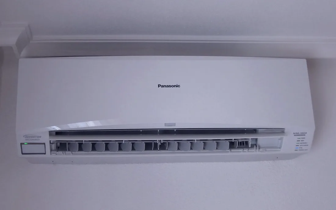 Equipo minisplit instalado en pared
